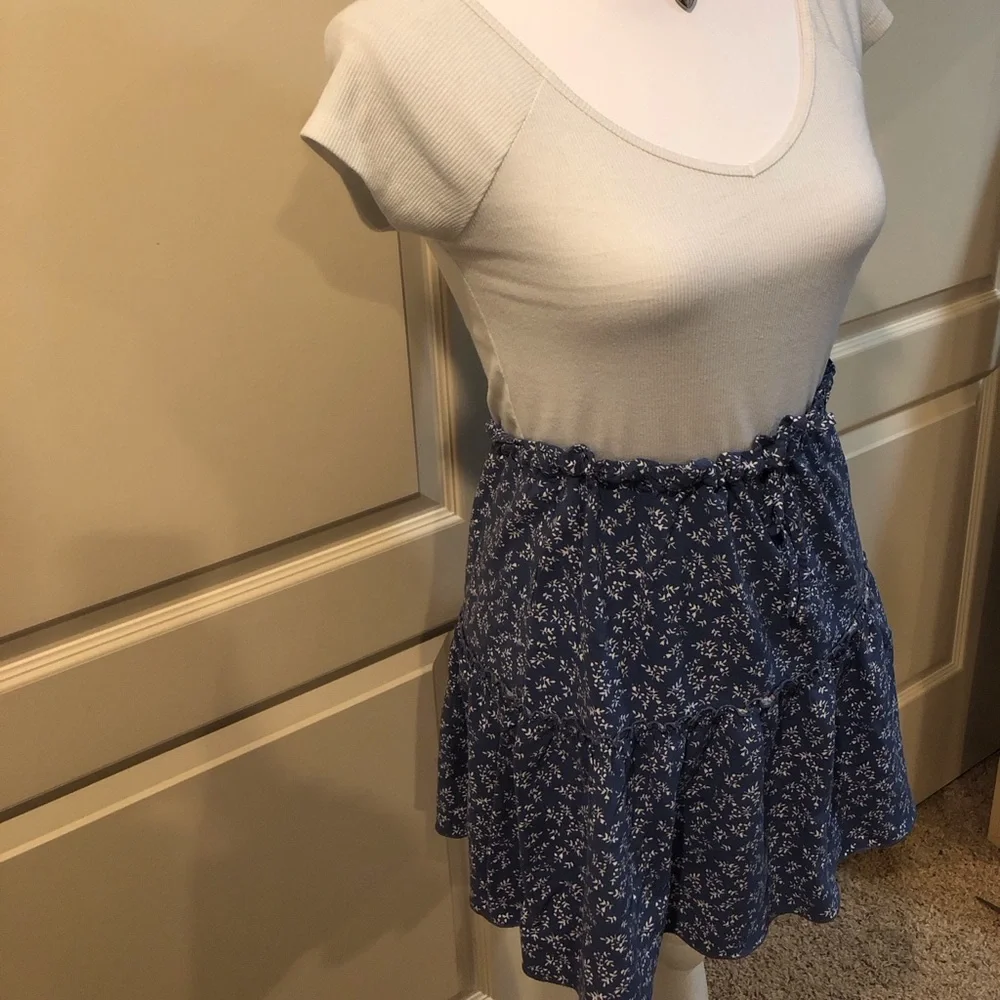Brandy Melville Blue Floral Skirt - Picture 3 of 5